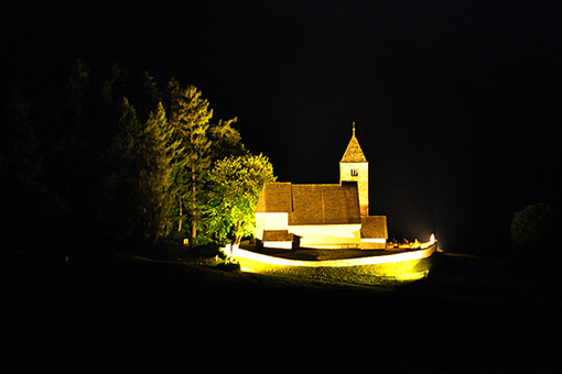 Aussicht auf die beleuchtete St Remigius Kirche in Falera Aussicht auf die beleuchtete St Remigius Kirche in Falera