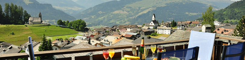 Aussicht über Falera vom Balkon der Ferienwohnung Casa Ansiel